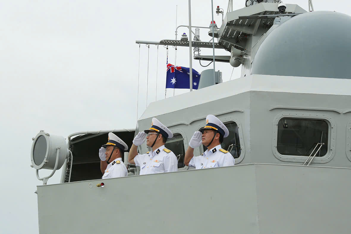 Tàu hộ vệ tên lửa 016 - Quang Trung cập cảng Úc tham gia Lễ duyệt binh 2026 - Ảnh 4.