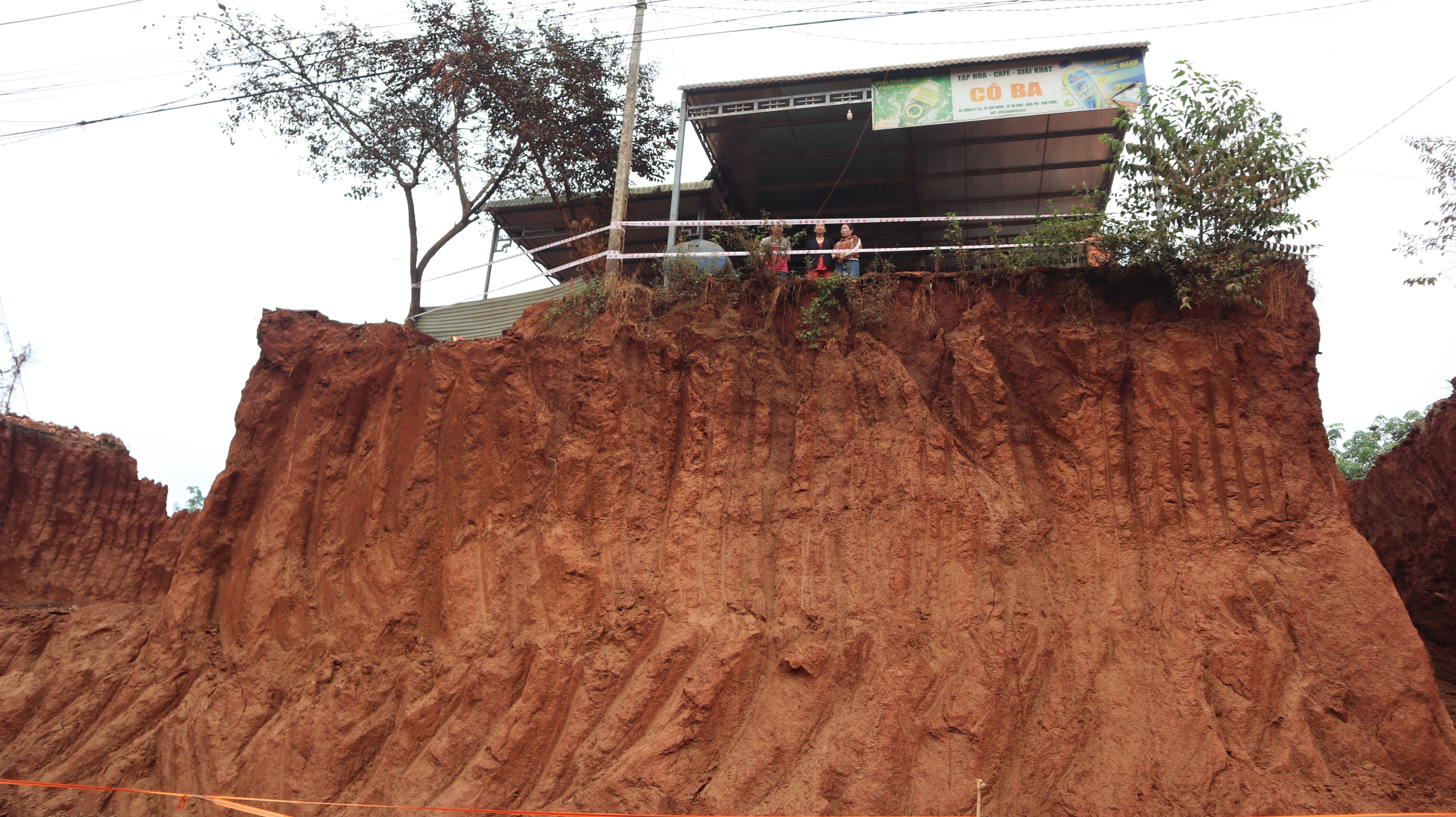 Hạ cốt nền đường, nhà dân chênh vênh bên mép vực sâu: Sai quy trình ở đâu?- Ảnh 6.