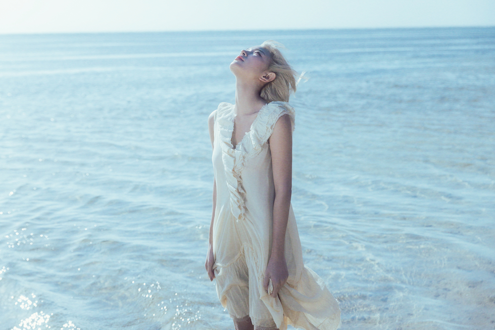 Châu Bùi chính thức cầm mic đi hát: Có Binz yểm trợ nhưng vẫn nhạt, bù lại visual 