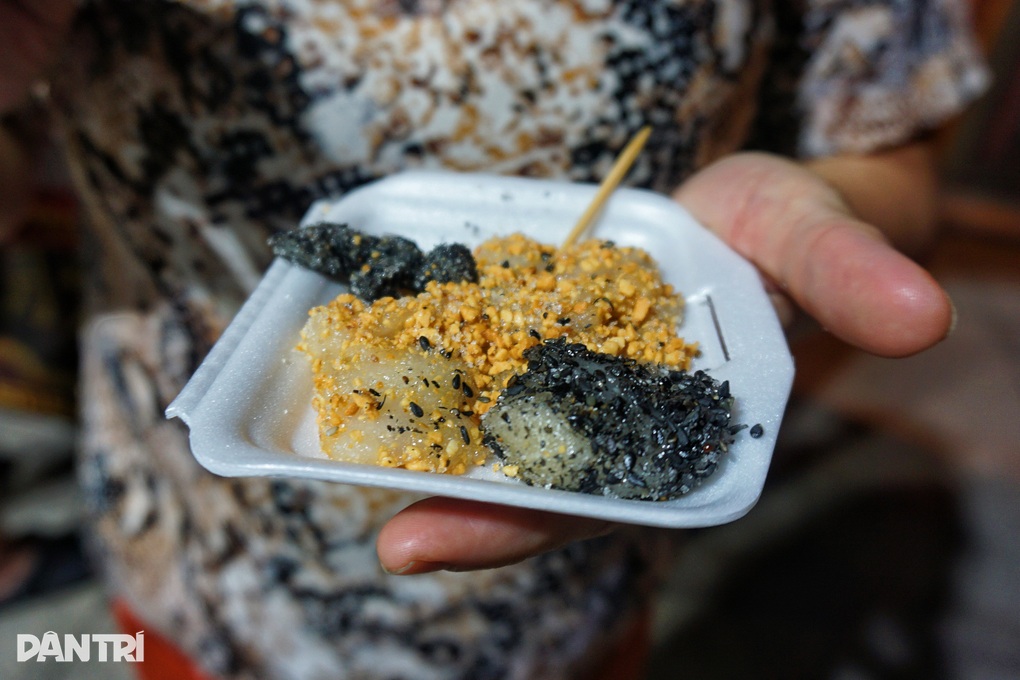 Giới trẻ xếp hàng mua món bánh lạ “ăn vào có tiền” ở TPHCM - 2