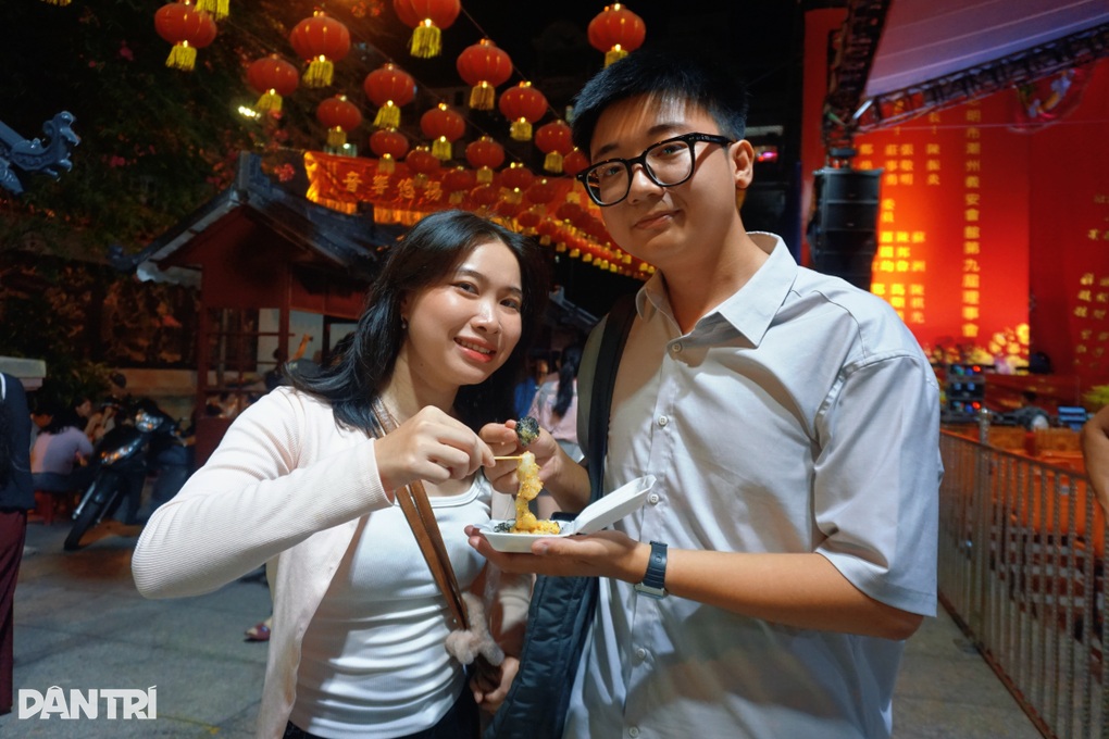 Giới trẻ xếp hàng mua món bánh lạ “ăn vào có tiền” ở TPHCM - 3