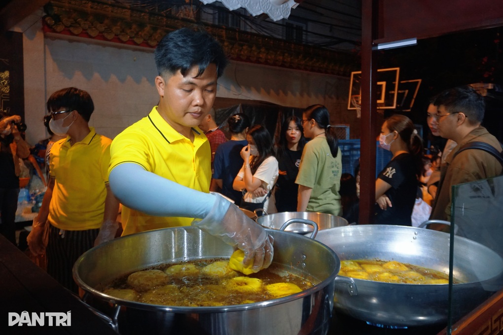 Giới trẻ xếp hàng mua món bánh lạ “ăn vào có tiền” ở TPHCM - 4