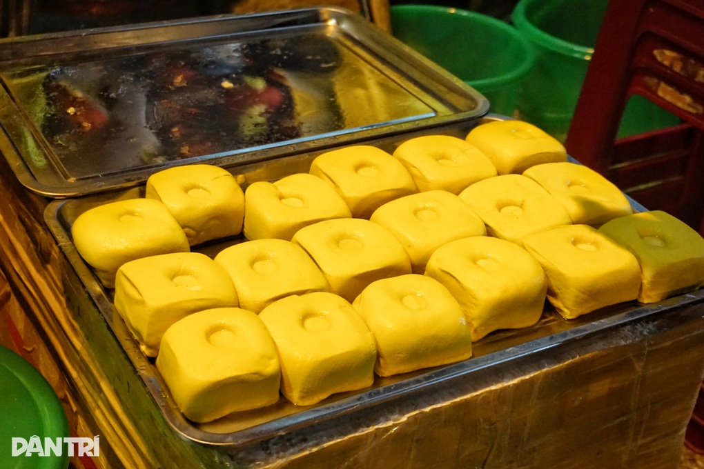 Giới trẻ xếp hàng mua món bánh lạ “ăn vào có tiền” ở TPHCM - 5