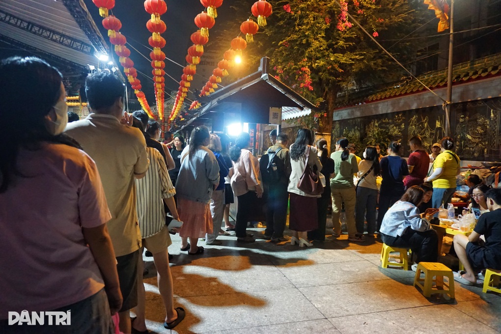 Giới trẻ xếp hàng mua món bánh lạ “ăn vào có tiền” ở TPHCM - 6