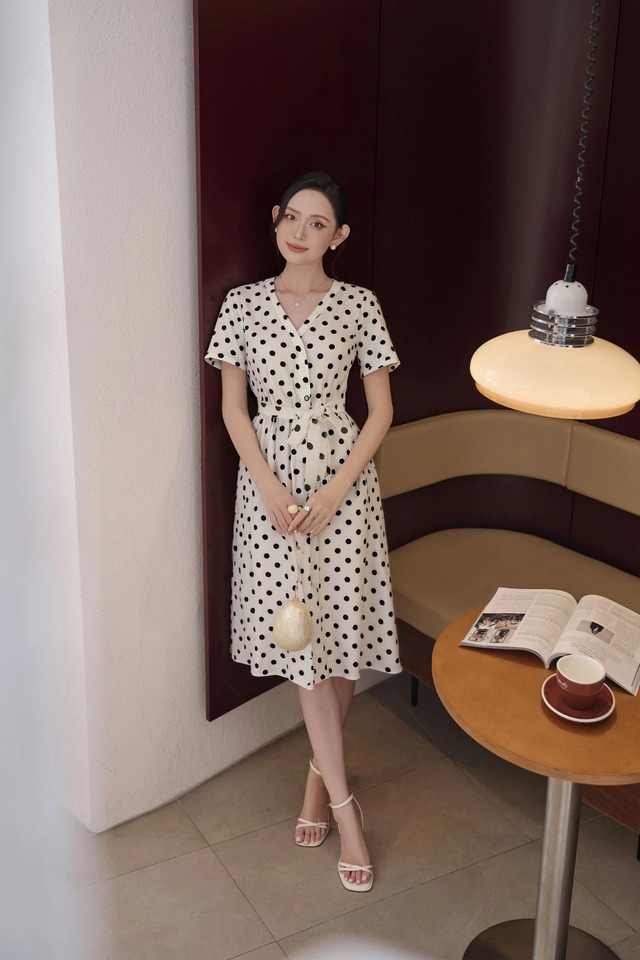 Rạng rỡ với váy họa tiết chấm bi cho những ngày giao mùa - Ảnh 4.