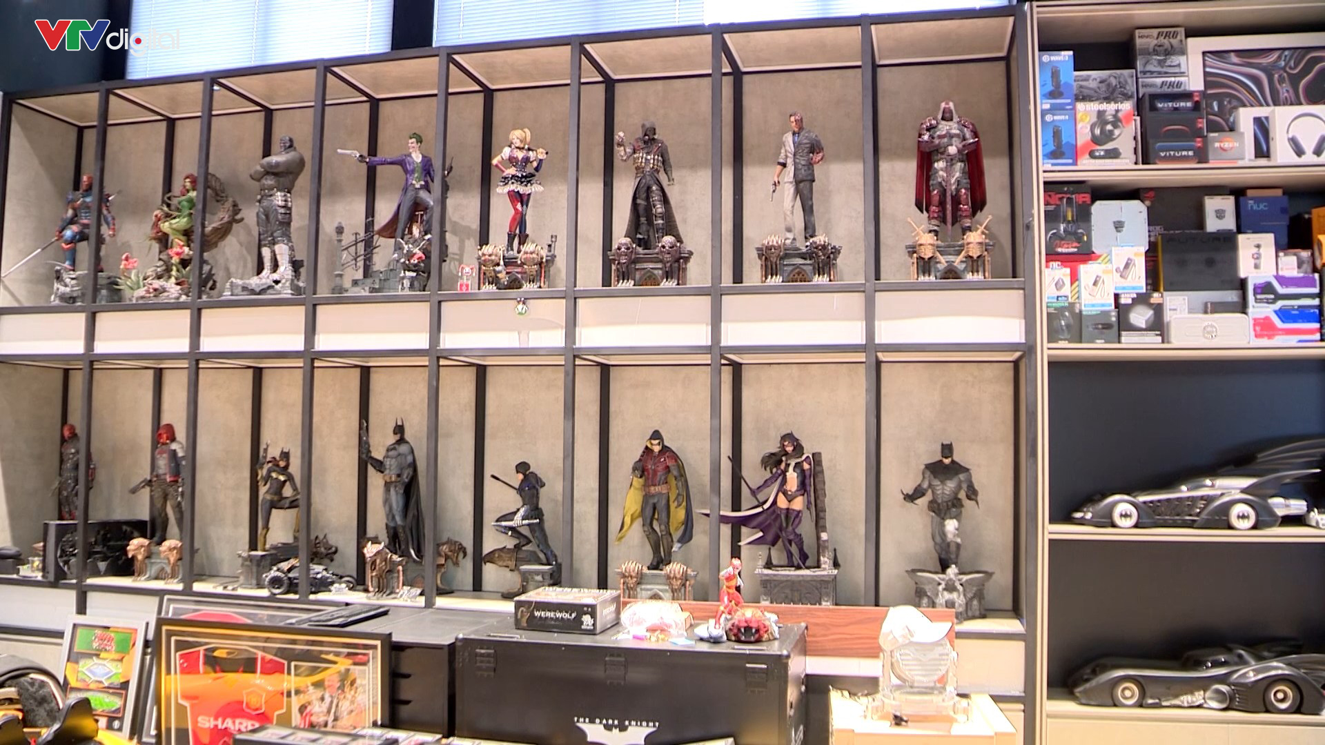 Một “kho báu” bên trong trụ sở Xôi Lạc TV được lồng khung, đóng kính cẩn thận- Ảnh 2.