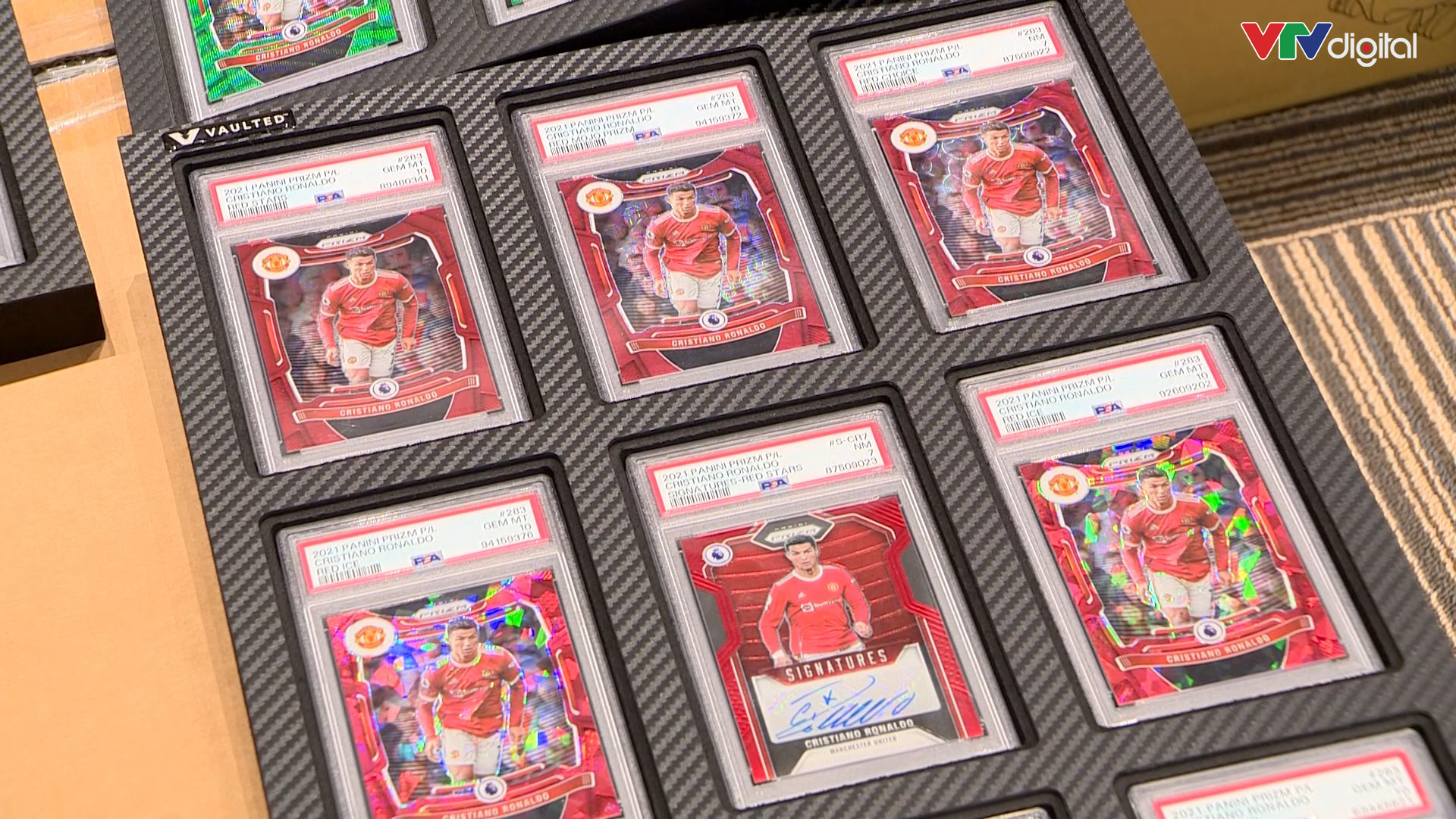 Một “kho báu” bên trong trụ sở Xôi Lạc TV được lồng khung, đóng kính cẩn thận- Ảnh 4.