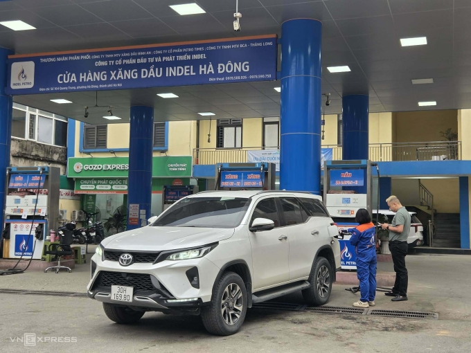 Cửa hàng xăng dầu Indel tại 164 Quang Trung (Hà Đông, Hà Nội) sáng ngày 6/3 chỉ còn dầu bán cho khách. Ảnh: Phương Dung