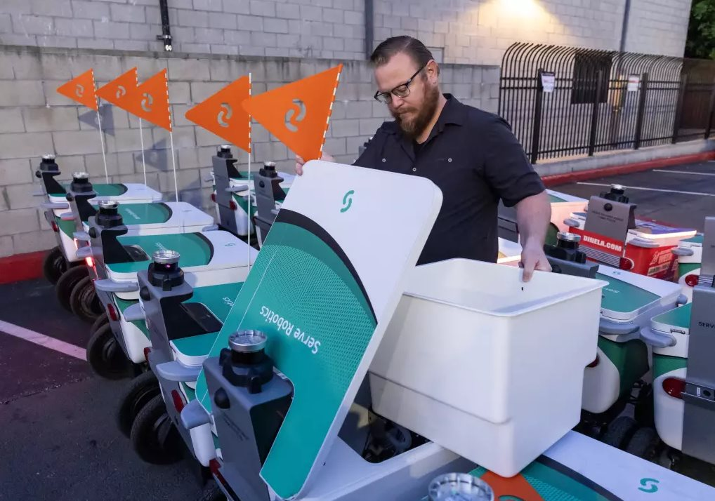 Bị AI cướp việc, tài xế công nghệ chuyển sang làm nghề 'chăn dắt robot' với mức lương 1,4 tỷ đồng- Ảnh 4.