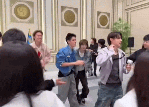 Hội mỹ nam hot nhất hiện tại diễn ở Nhà Xanh: Nhạc hay đẹp đều cả nhóm, 10 triệu fan chỉ là chuyện nhỏ- Ảnh 3.