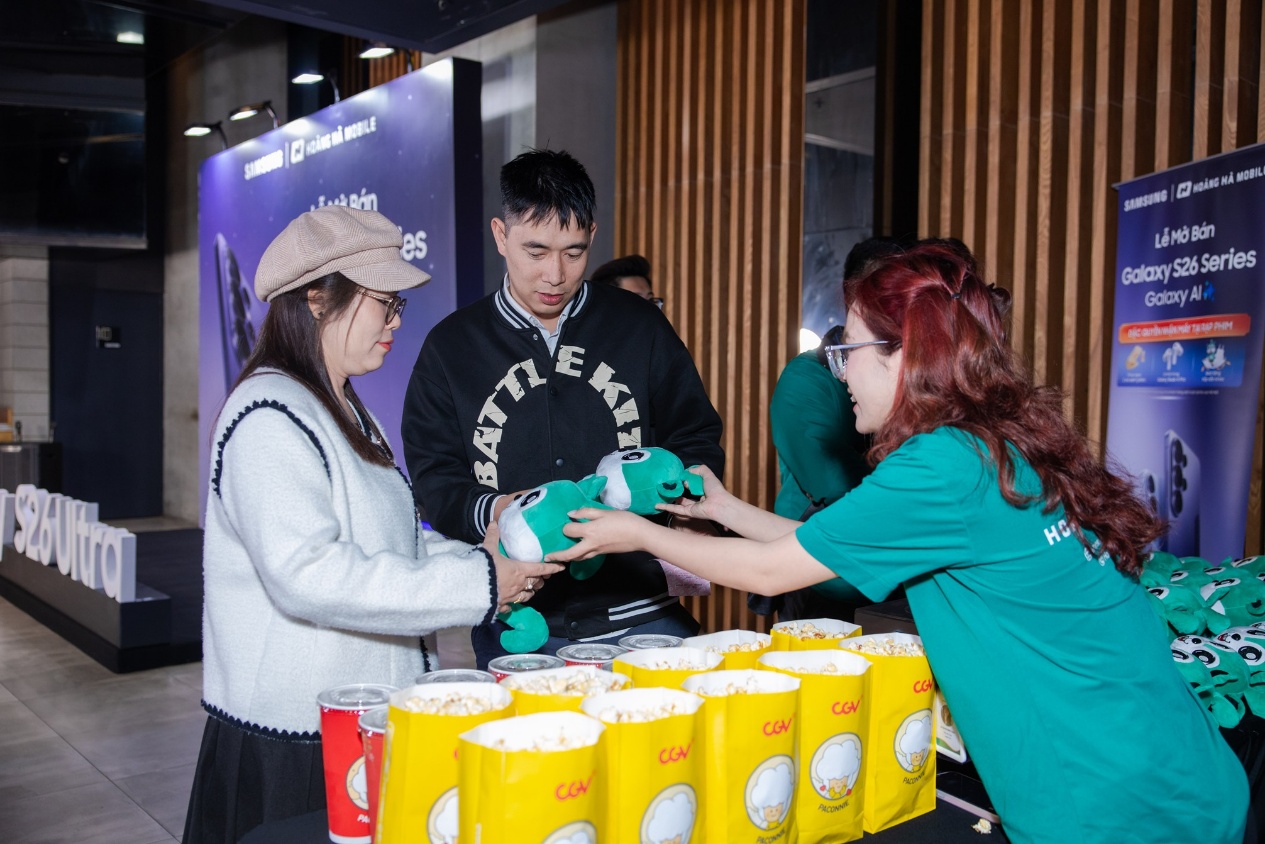 1h sáng nhận Galaxy S26 tại rạp chiếu phim: Hoàng Hà Mobile biến đêm mở bán thành “date night” đúng nghĩa- Ảnh 2.