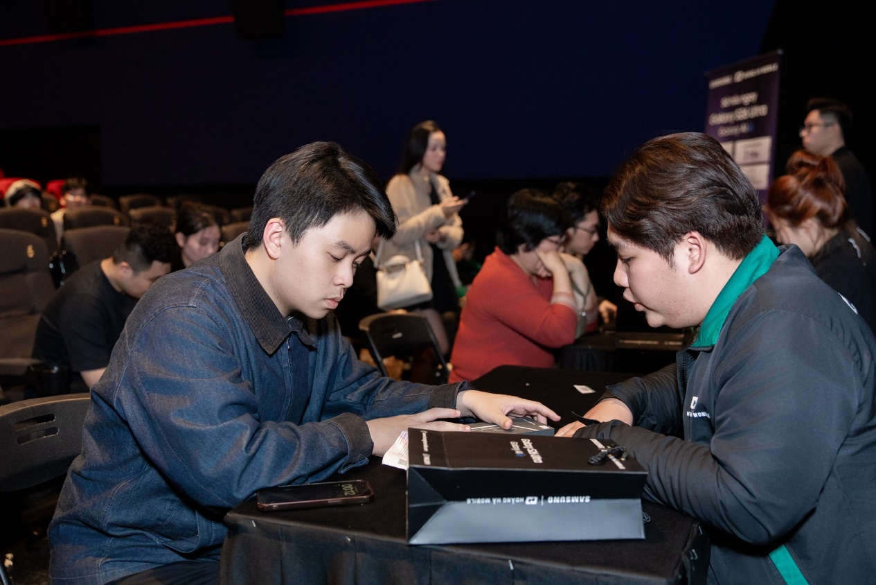 1h sáng nhận Galaxy S26 tại rạp chiếu phim: Hoàng Hà Mobile biến đêm mở bán thành “date night” đúng nghĩa- Ảnh 5.