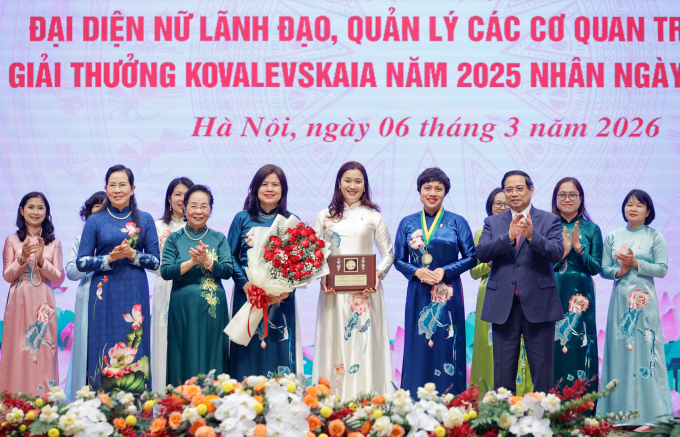 Thủ tướng trao giải thưởng Kovalevskaia năm 2025 cho tập thể các nhà khoa học nữ với cụm công trình Ứng dụng xúc tác sinh học nâng cao giá trị nông sản Việt. Ảnh: Nhật Bắc
