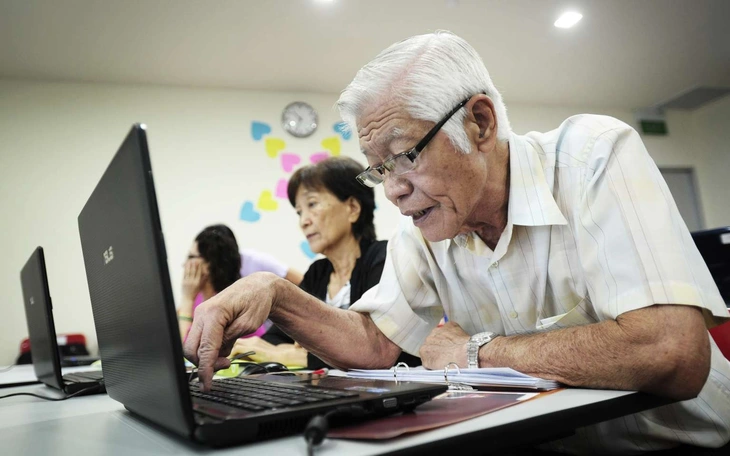 Singapore nới tuổi lao động ứng phó già hóa - Ảnh 2.