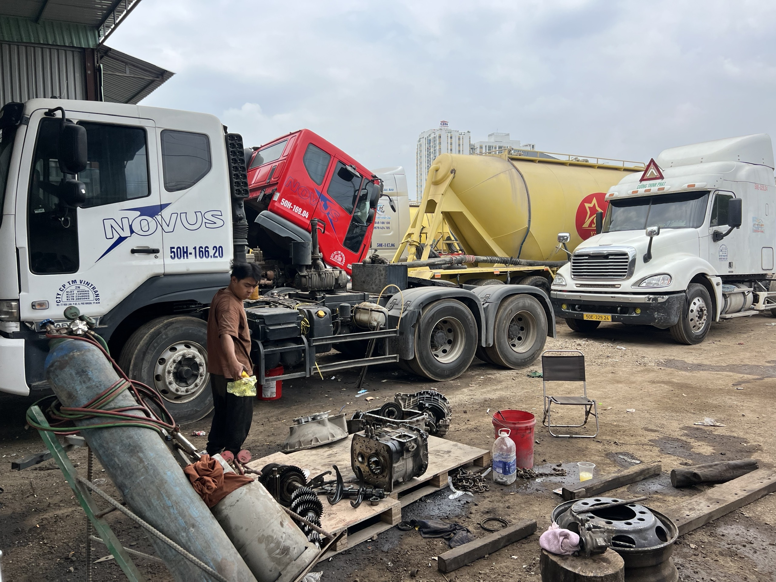 TP.HCM: Xử lý vi phạm các bãi xe container tự phát trên đường Võ Chí Công- Ảnh 3.