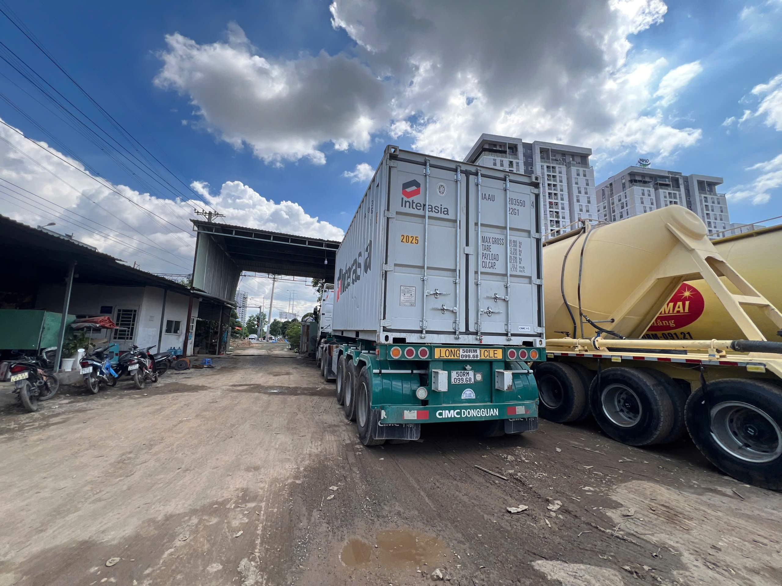 TP.HCM: Xử lý vi phạm các bãi xe container tự phát trên đường Võ Chí Công- Ảnh 5.