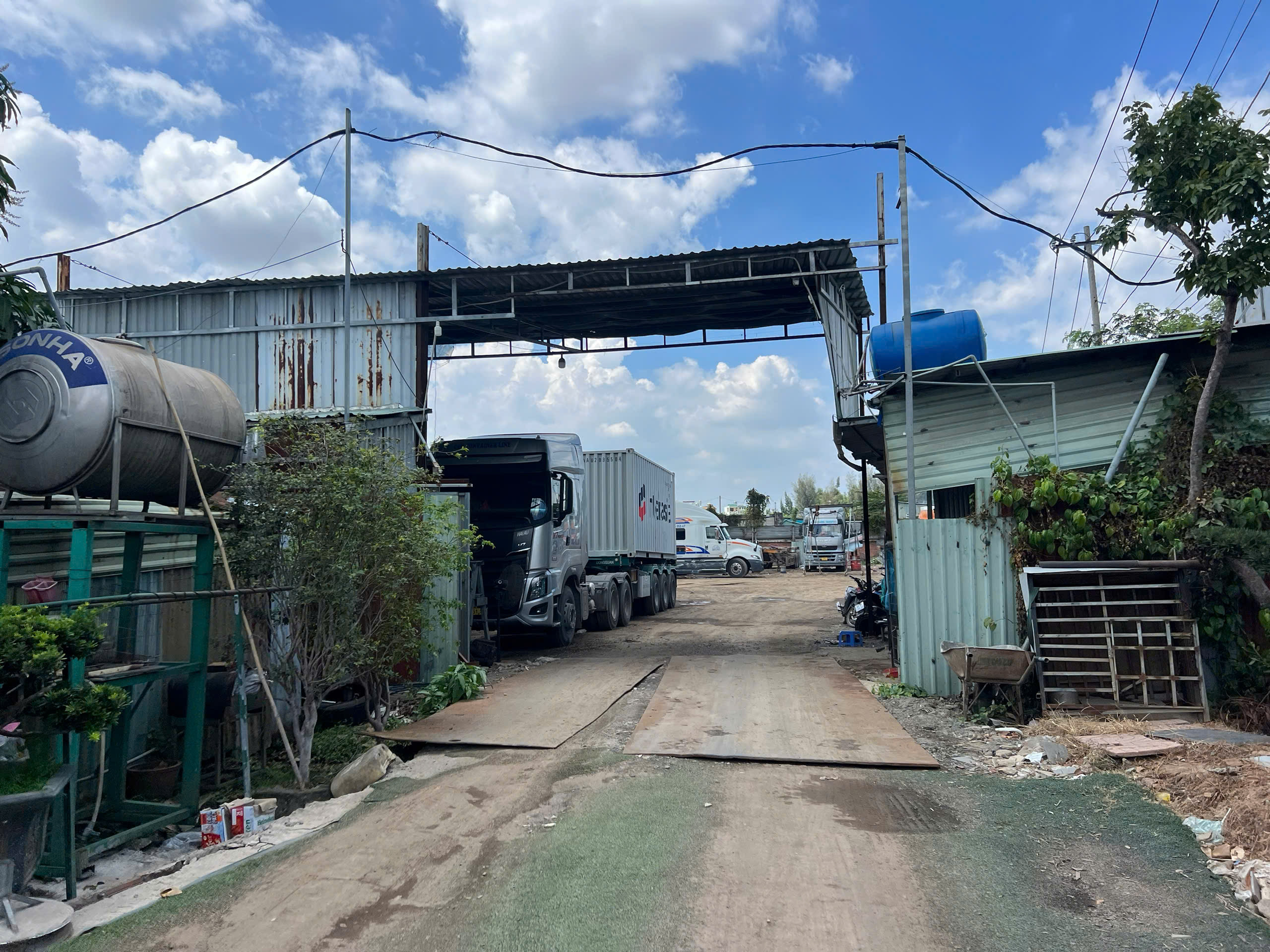 TP.HCM: Xử lý vi phạm các bãi xe container tự phát trên đường Võ Chí Công- Ảnh 7.