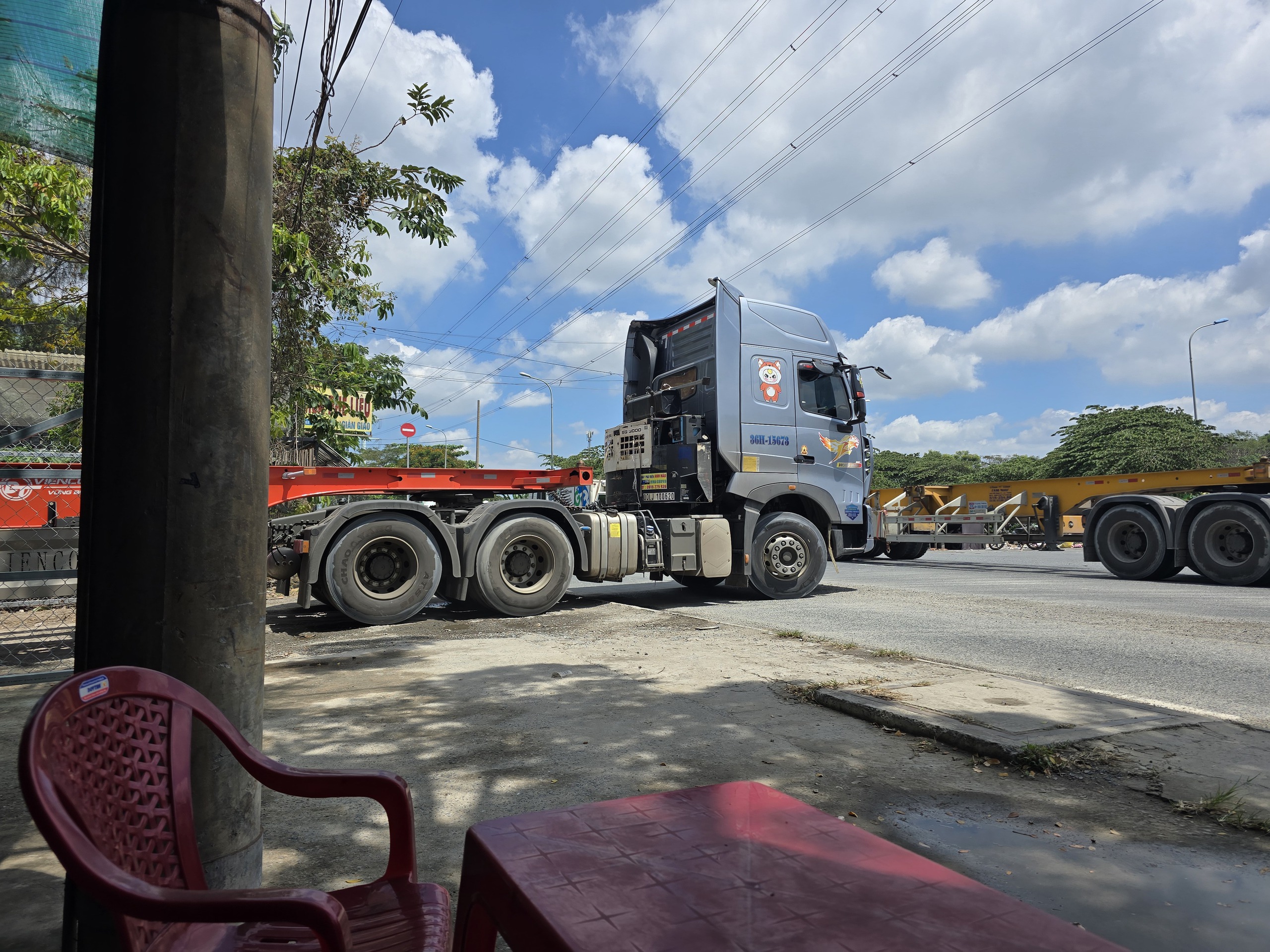 TP.HCM: Xử lý vi phạm các bãi xe container tự phát trên đường Võ Chí Công- Ảnh 11.