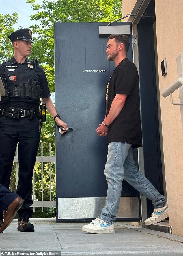 Đại gia 150 triệu bản, sở hữu 6.5 nghìn tỷ đồng: Làm 1 mỹ nhân lộ ngực trên sóng truyền hình, hết thời bị bắt giữ ê chề- Ảnh 5.