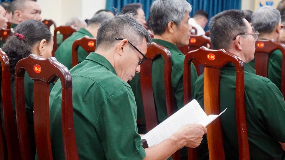 Cử tri xem qua thông tin tiểu sử và chương trình hành động của các ứng cử viên. Ảnh: SONG MAI