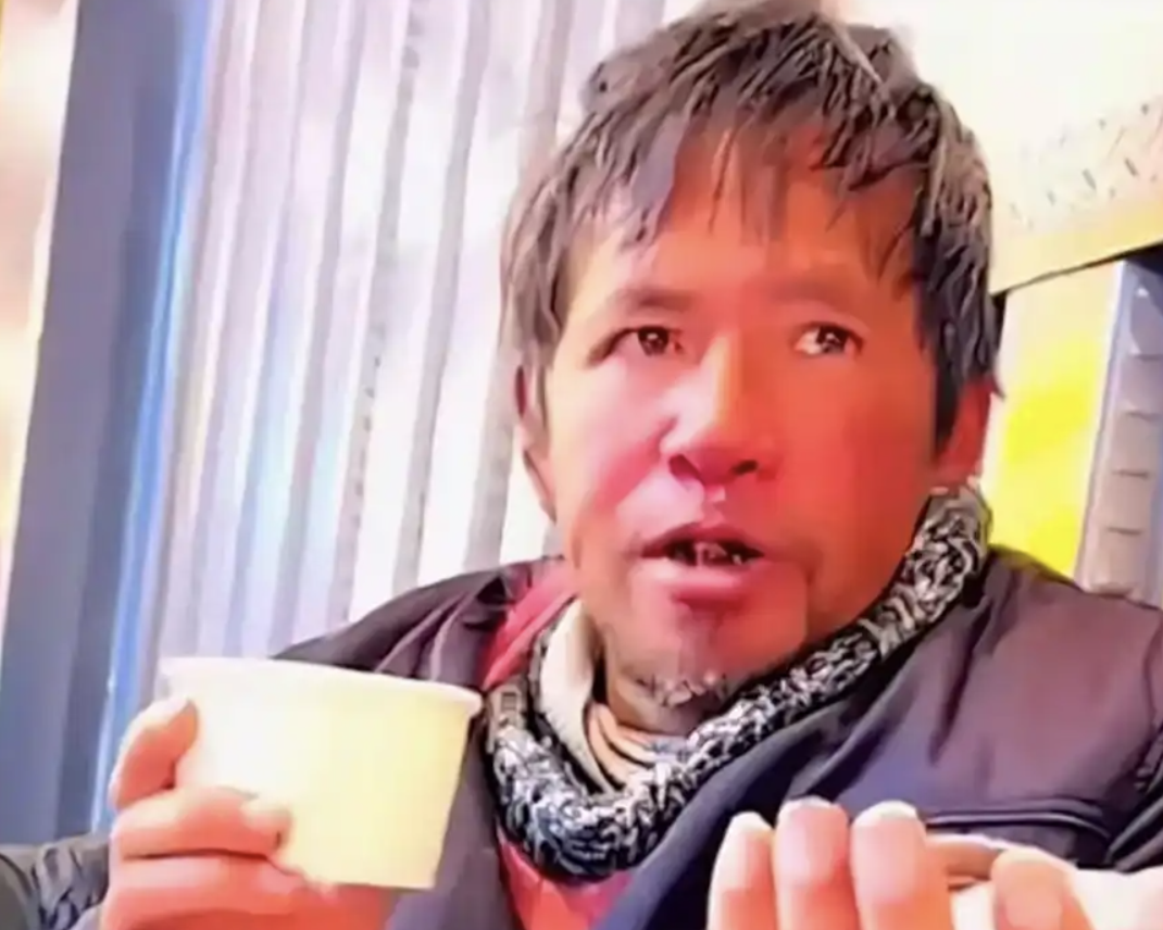 15 tuổi vào đại học, từng kiếm hơn 2,8 tỷ đồng mỗi tháng: Thần đồng nổi tiếng nay sống vô gia cư, lang thang suốt 16 năm- Ảnh 2.