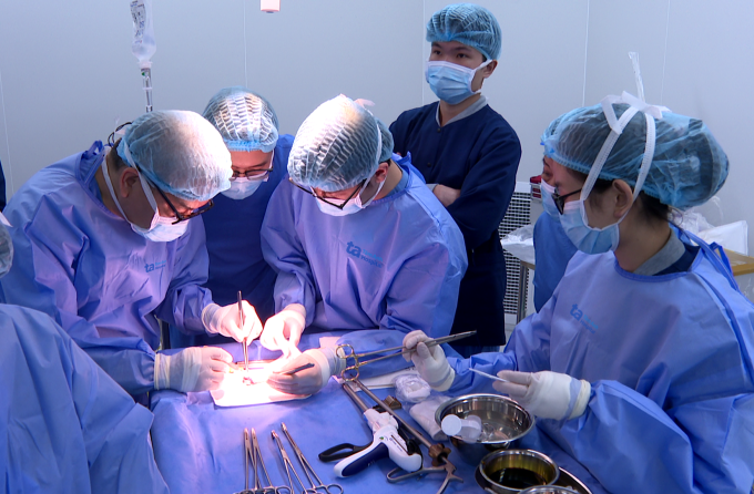 Êkíp sinh thiết nốt phổi bằng phẫu thuật nội soi lồng ngực cắt phân thùy phổi. Ảnh: Bệnh viện Đa khoa Tâm Anh