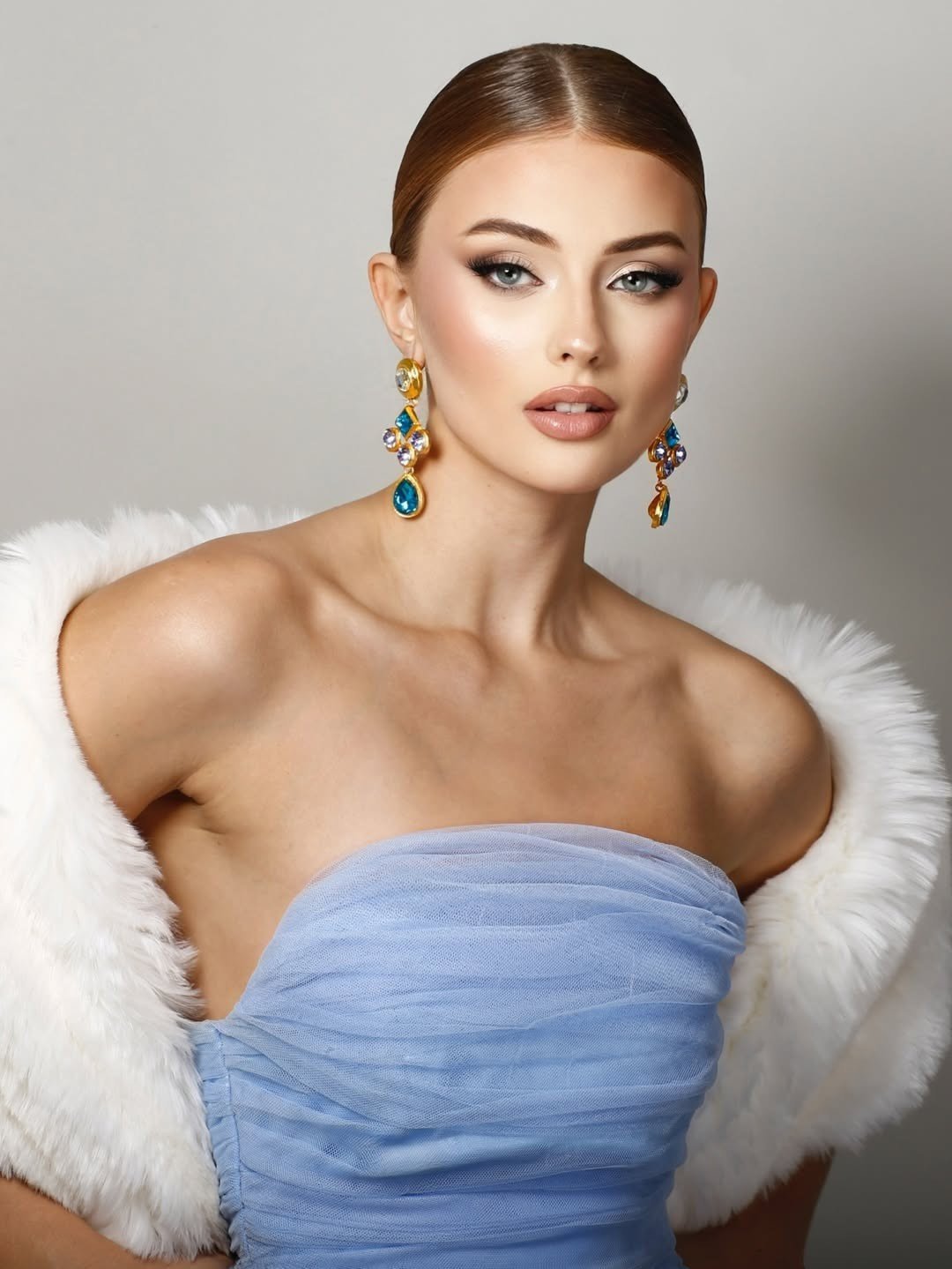 Đại diện Tây Ban Nha - Nelly Maryniuk là ứng viên nổi bật của khu vực châu Âu. Người đẹp 20 tuổi, có chiều cao ấn tượng 1,83 m. Cô là người mẫu, trợ lý bán hàng và đang theo học tiếp viên hàng không.