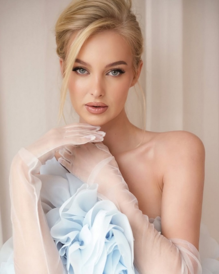 Đại diện Cộng hòa Czech - Karolína Gorylová là ứng viên nổi bật của khu vực châu Âu. Cô 26 tuổi, có vẻ đẹp ngọt ngào và thanh lịch. Trước đó, Karolína Gorylová tham dự cuộc thi Hoa hậu Cộng hòa Czech 2025 và lọt vào top 5 chung cuộc.