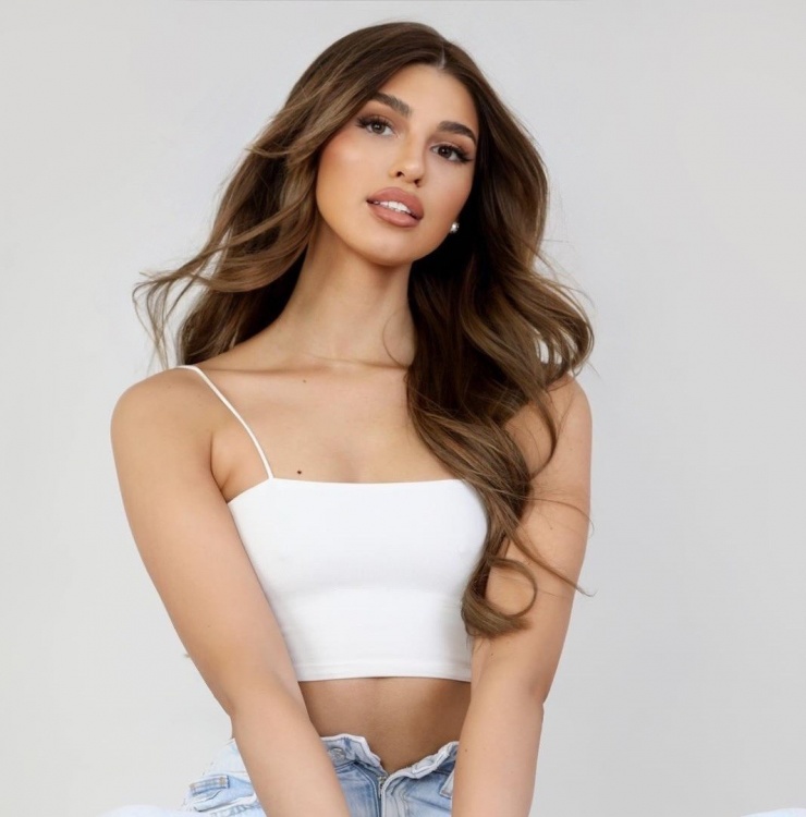 Niamh ủng hộ nhiều hoạt động từ thiện, quyên góp hàng trăm vật phẩm cho tổ chức Mind, Variety và nhà tạm trú dành cho phụ nữ địa phương, gây quỹ được 8.000 bảng Anh cho mục đích từ thiện.