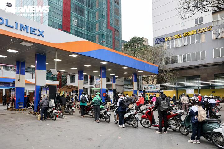 Người dân mang can mua, chuyên gia nói nguồn xăng trong nước cơ bản vẫn bảo đảm- Ảnh 3.