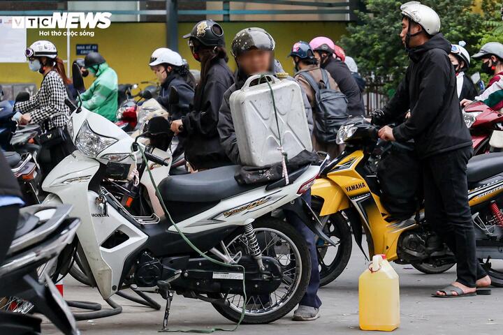 Người dân mang can mua, chuyên gia nói nguồn xăng trong nước cơ bản vẫn bảo đảm- Ảnh 4.