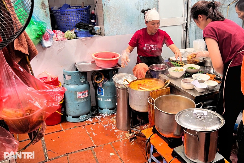 Tạm đóng cửa quán bún ở Hà Nội sau khi khách nước ngoài chê mất vệ sinh - 2