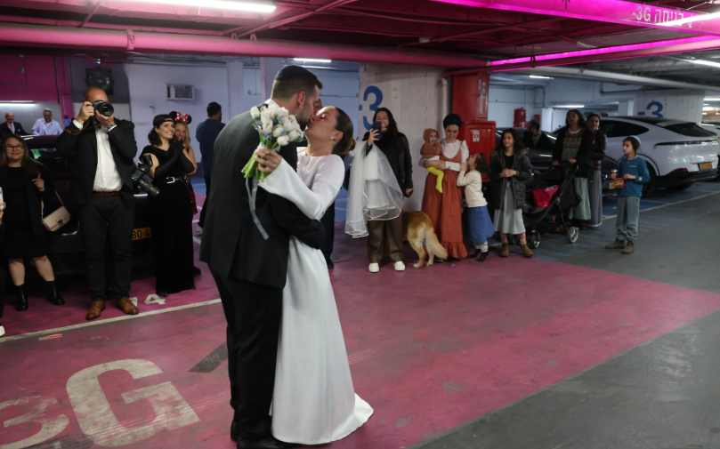 Cưới nhau dưới hầm trú bom- Ảnh 2.