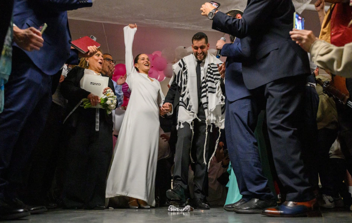 Cưới nhau dưới hầm trú bom- Ảnh 4.