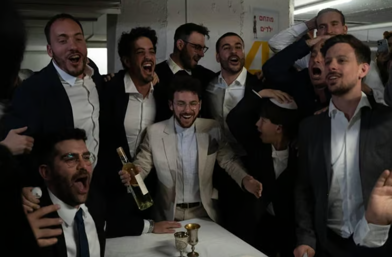 Cưới nhau dưới hầm trú bom- Ảnh 5.