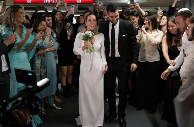 Cưới nhau dưới hầm trú bom- Ảnh 6.