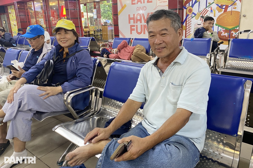 Sau sự cố cầu Ghềnh, khách kẹt ở ga Sài Gòn chuyển qua đi máy bay, xe khách - 2