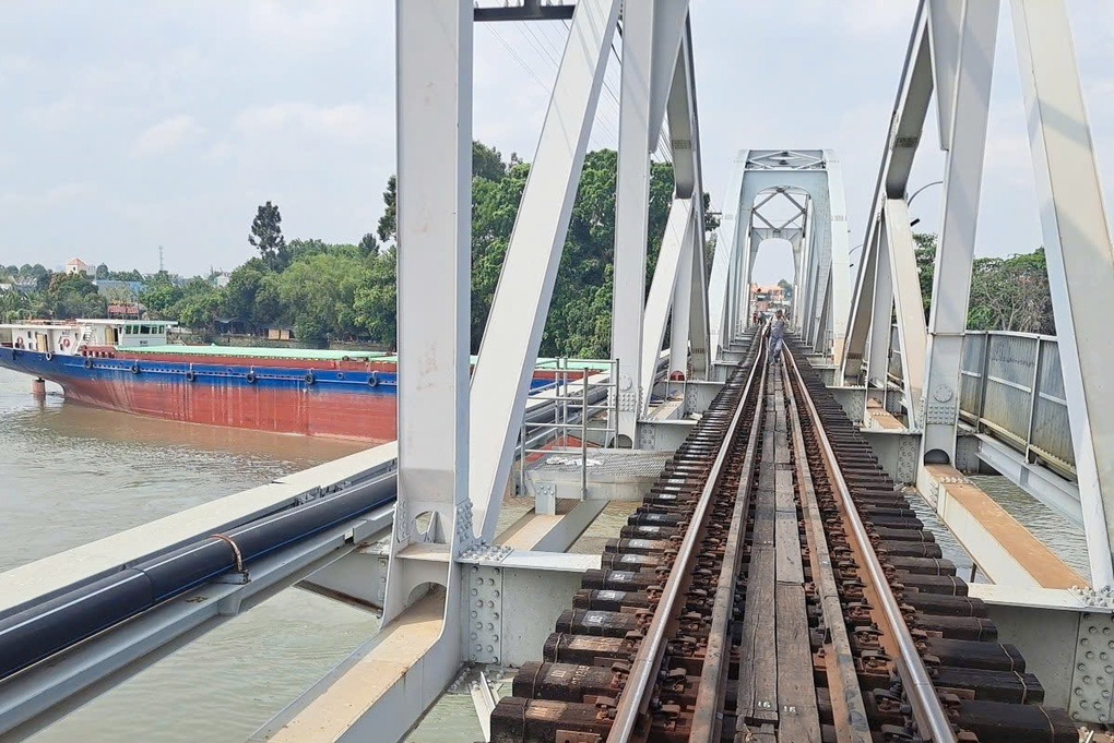 Sau sự cố cầu Ghềnh, khách kẹt ở ga Sài Gòn chuyển qua đi máy bay, xe khách - 3