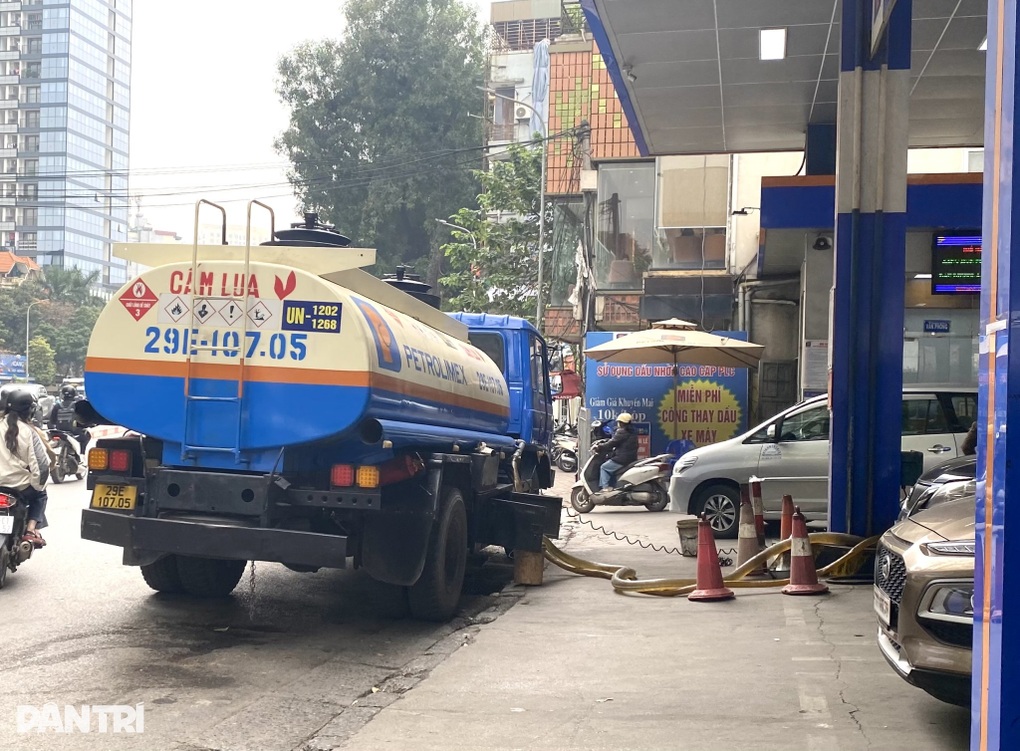 Giá xăng có loại tăng 7.000 đồng/lít, vài điểm đông khách, nơi bán giới hạn - 2