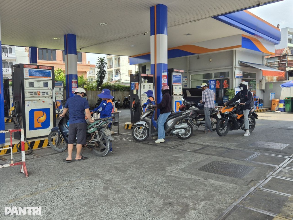 Giá xăng có loại tăng 7.000 đồng/lít, vài điểm đông khách, nơi bán giới hạn - 3