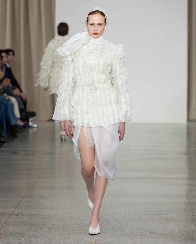 Cách mặc gam trắng từ đầu tới chân mà không nhạt nhòa- Ảnh 7.