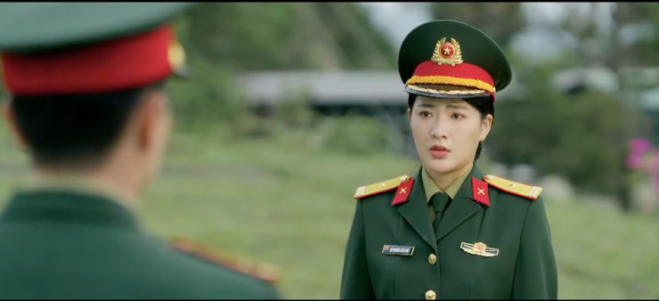 Minh Kiên tỏ ra lúng túng khi mang đồ ăn đến cho Lam Anh. Ảnh VTV