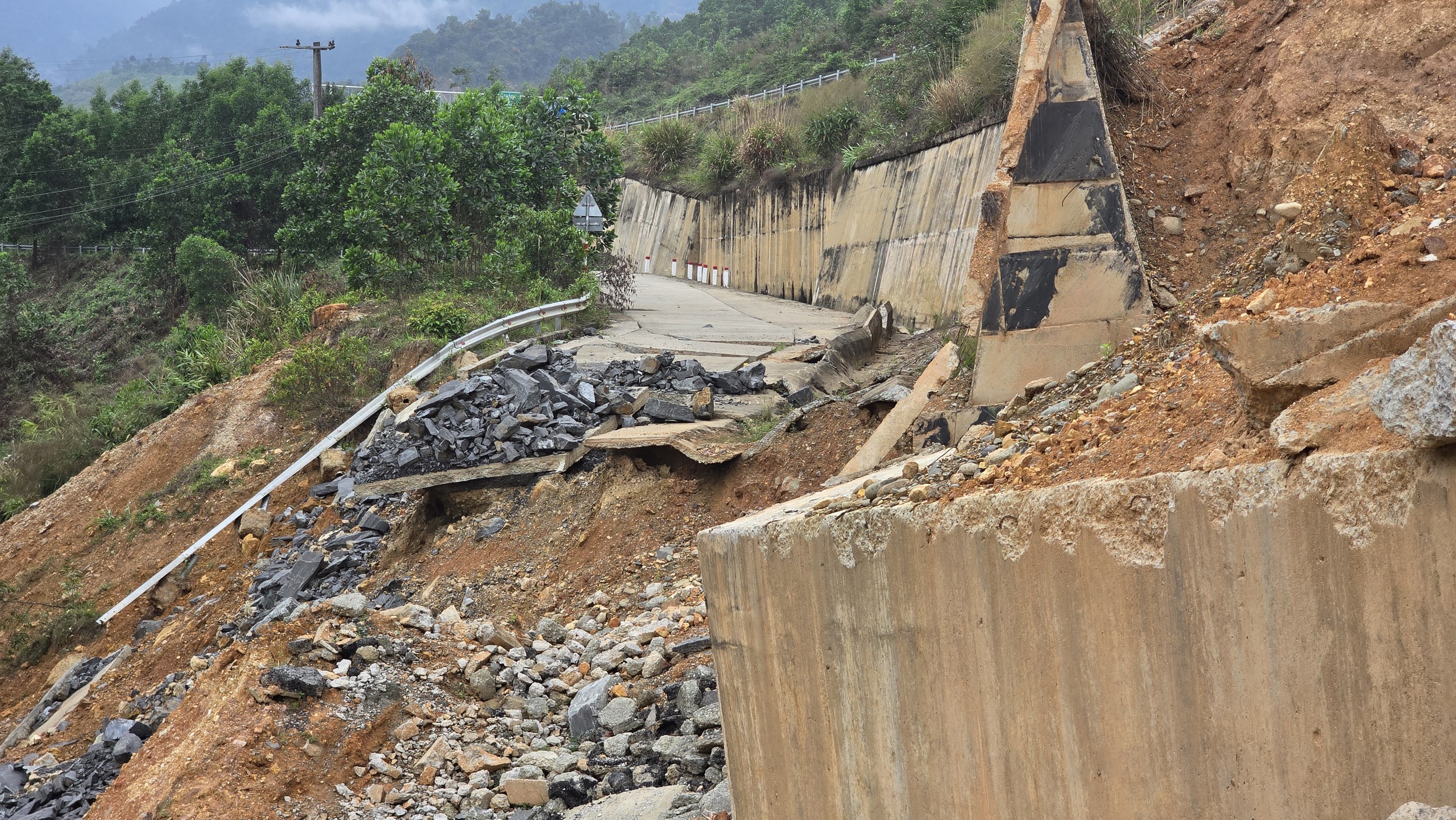 Sạt trượt cao tốc La Sơn – hòa Liên có thể ảnh hưởng tiến độ đến cuối 2026 - Ảnh 2.