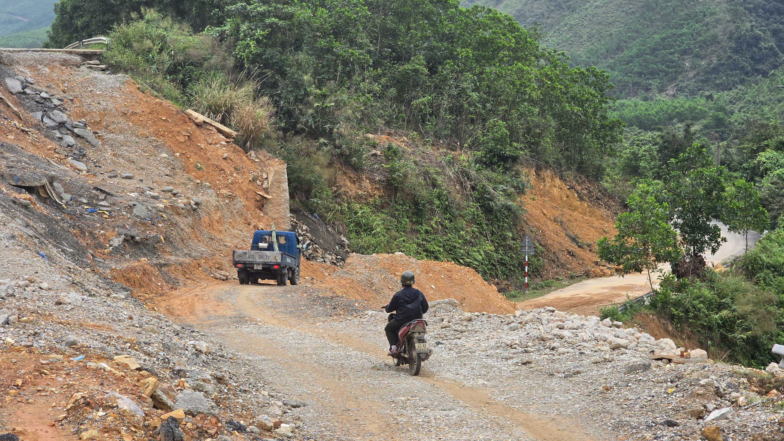 Sạt trượt cao tốc La Sơn – hòa Liên có thể ảnh hưởng tiến độ đến cuối 2026 - Ảnh 4.