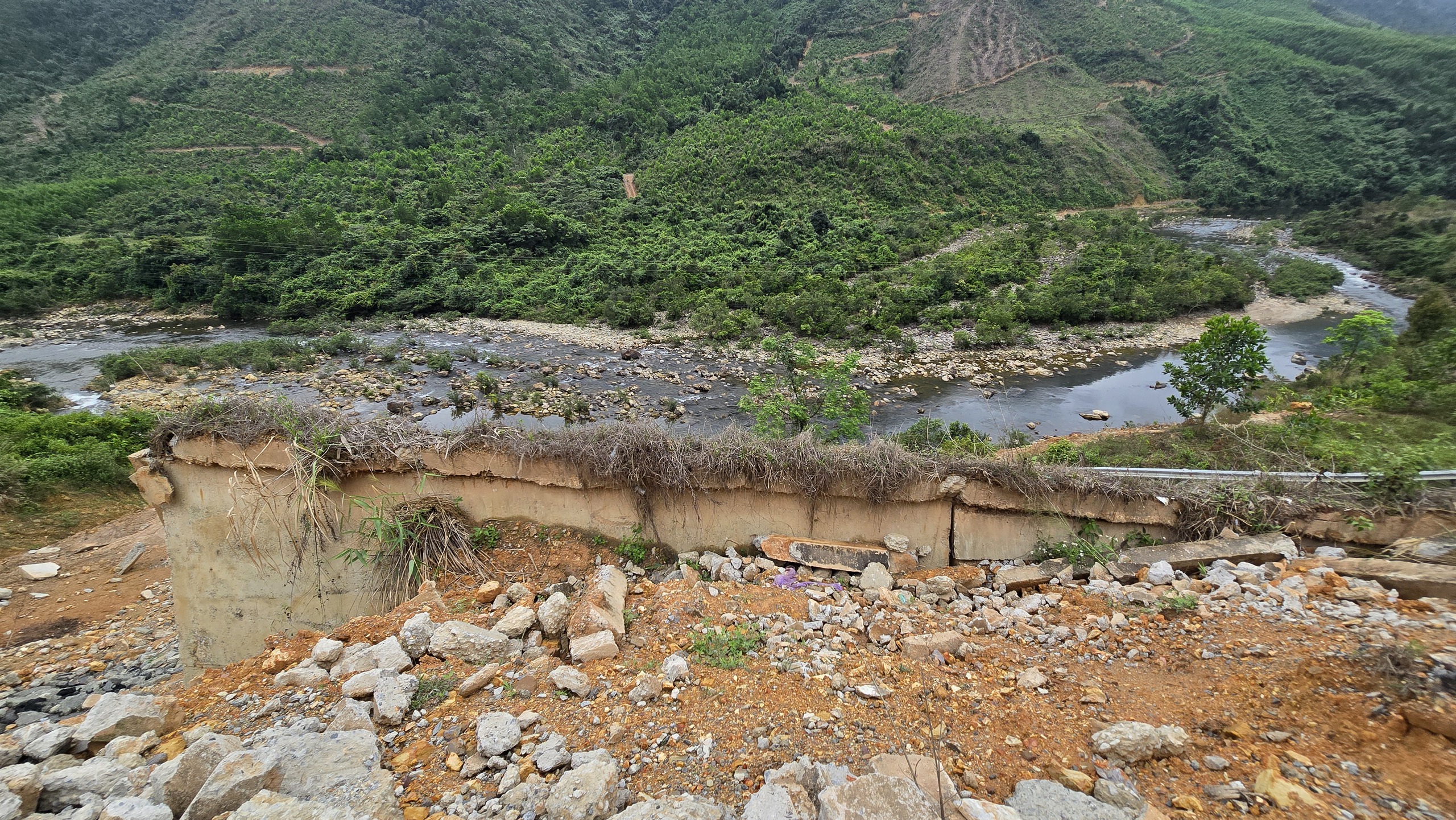 Sạt trượt cao tốc La Sơn – hòa Liên có thể ảnh hưởng tiến độ đến cuối 2026 - Ảnh 6.