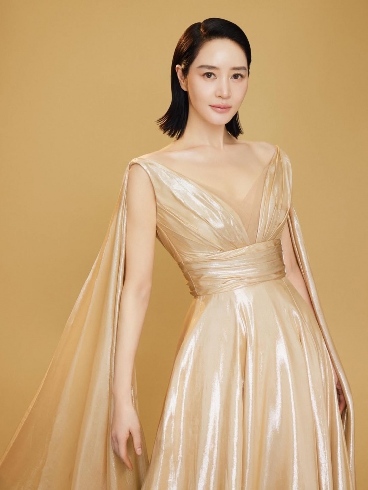 Ở tuổi 56, Kim Hye Soo vẫn đắt show quảng cáo, làm đại diện thương hiệu. Theo News 1, người đẹp không lập gia đình hay sinh con, để dành thời gian cho phim ảnh, hỗ trợ đàn em cải thiện diễn xuất và tận hưởng cuộc sống độc thân qua những chuyến vui chơi, gặp gỡ bạn bè. Ảnh: Hodu&U Entertainment