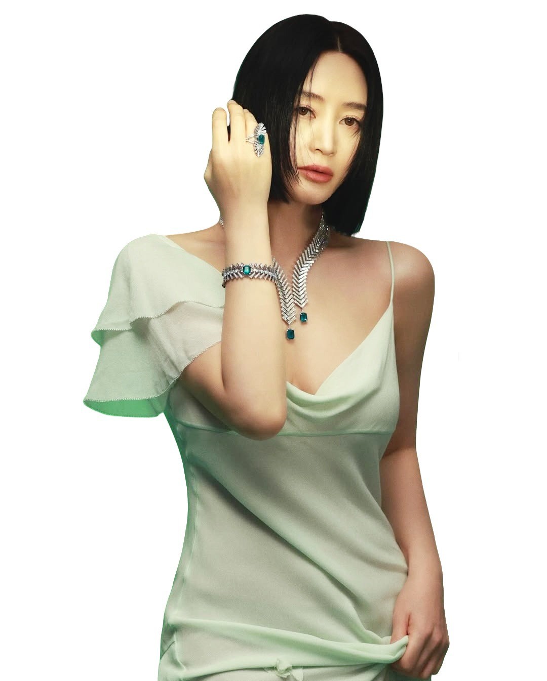 Các chuyên trang sắc đẹp Hàn Quốc đánh giá cao bộ ảnh phong cách gợi cảm của Kim Hye Soo năm ngoái. "Vóc dáng như siêu mẫu, số đo ba vòng 89-60-90 cm, thật khó tin khi cô ấy đã ở tuổi ngũ tuần", tờ Noblesse cho hay. Diễn viên chăm dưỡng da, ăn uống khoa học, tập yoga, chạy bộ mỗi ngày để giữ dáng. Ảnh: Noblesse Korea