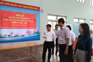 Lãnh đạo TP.HCM khảo sát các điểm bỏ phiếu bầu cử