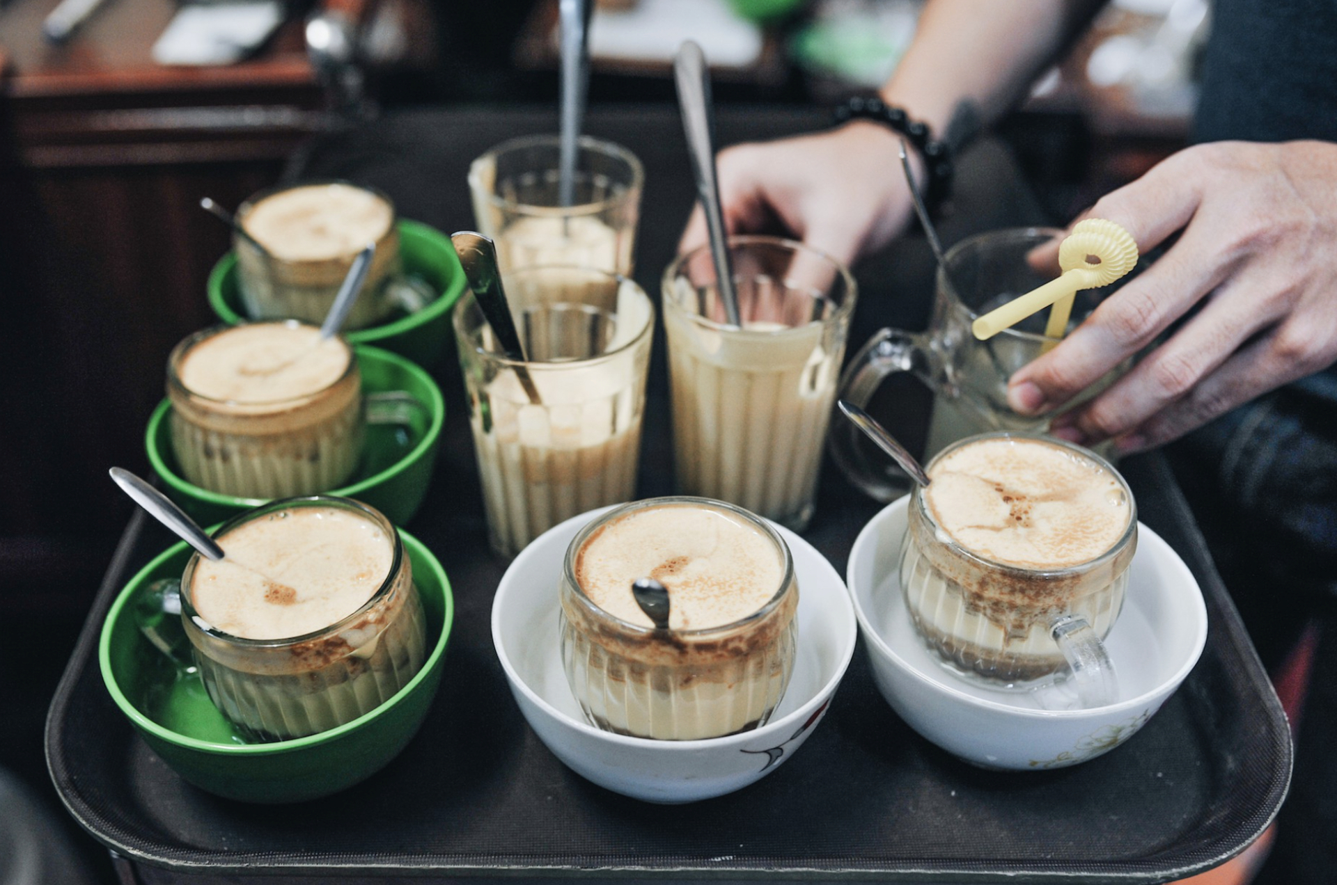 Khách Tây tiết lộ số ly cà phê uống trong 1 ngày khiến dân mạng Việt hoảng hốt: 