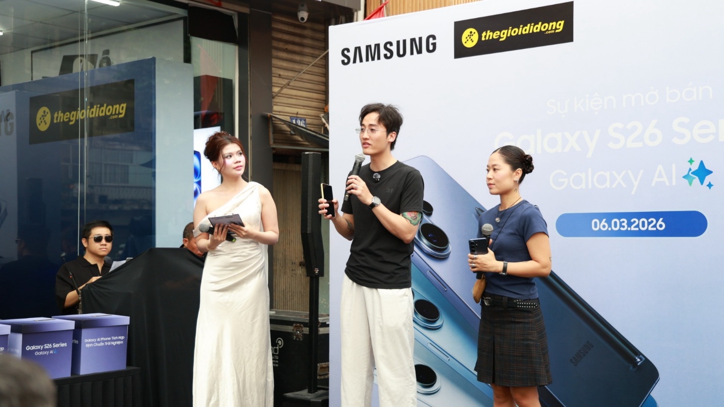 Thế Giới Di Động chính thức trao tay chiếc Flagship Galaxy S26 series cho những khách hàng đầu tiên sở hữu- Ảnh 2.
